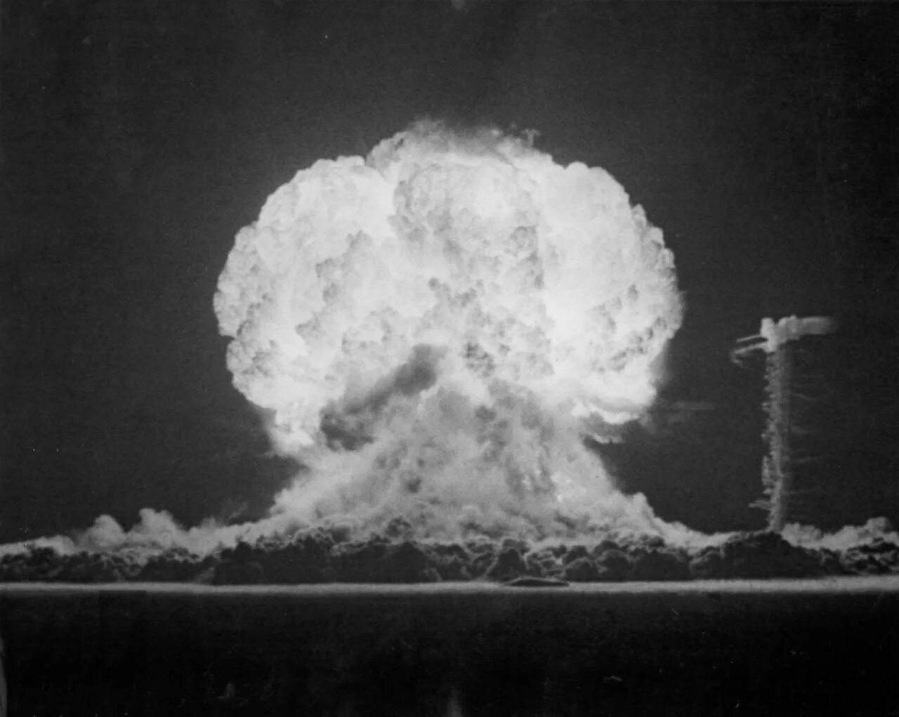 Продукты ядерного взрыва. Атомный взрыв. Взрыв черно белый. Атомный гриб.