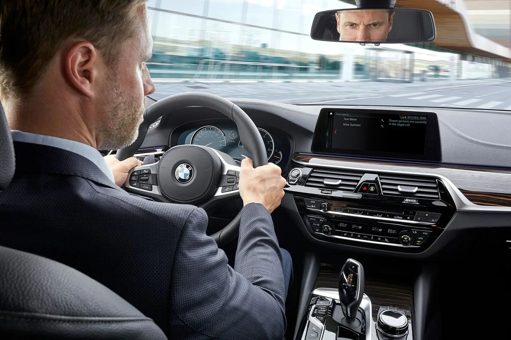 Бмв без водителя. BMW IDRIVE 8. BMW CONNECTEDDRIVE IDRIVE 7. За рулем БМВ. Мужчина на БМВ.