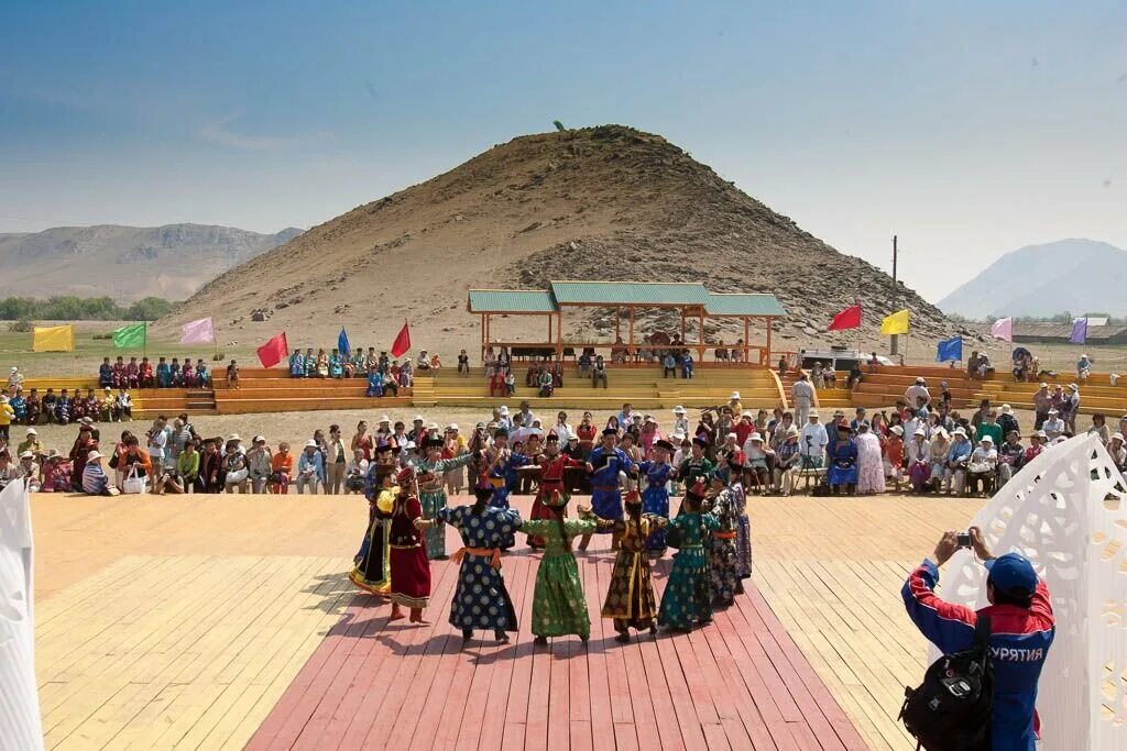 Ерд это. Ерд это. Ольхонский район ердынские игры. Священная гора ехэ-ердо. Гора ехэ-ёрдо иркутская область.