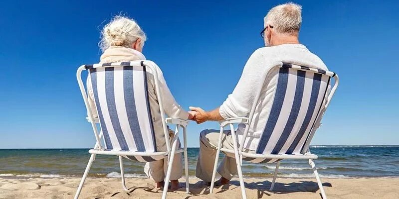 Пенсии проживающим за границе. Пожилые люди на отдыхе. Пенсионеры на отдыхе. Пенсионеры на море. Счастливые пенсионеры.