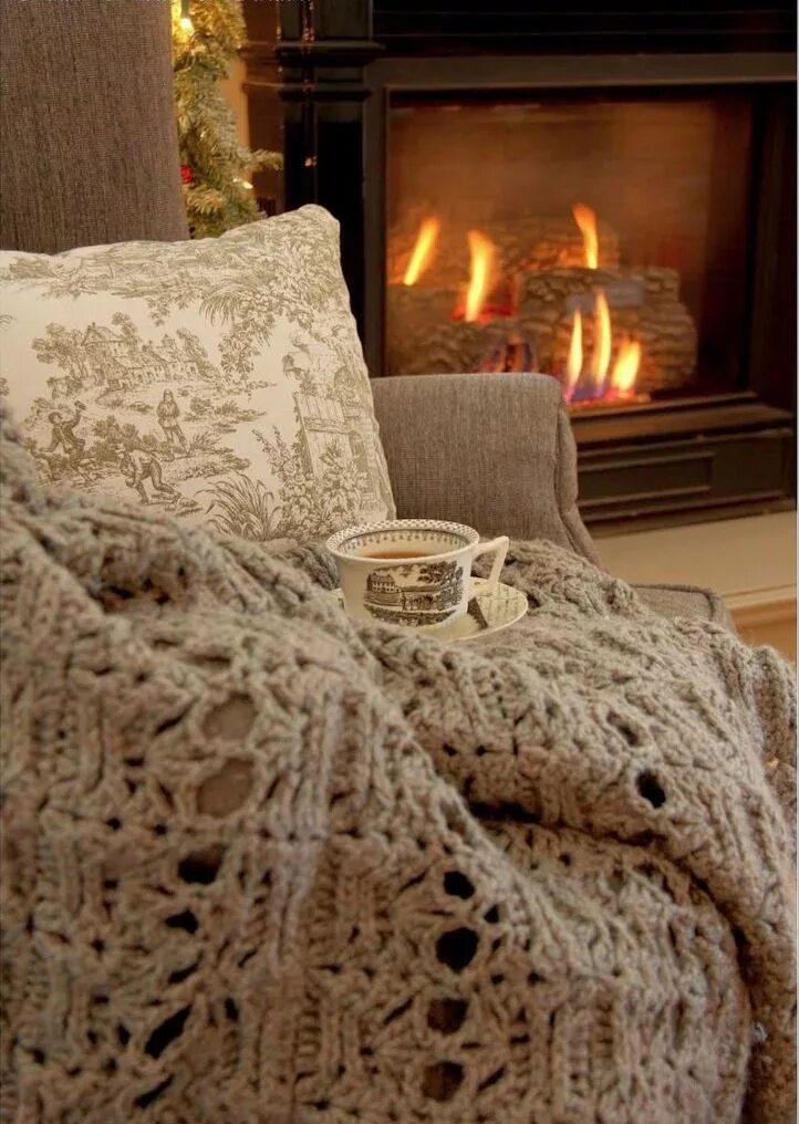 Уютный столик. Уютный плед. Собака у камина. Вечер плед. Вечер плед.