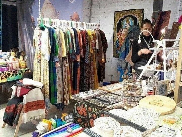 Рынок одежды в индии. Индийский маркет «delhi базар. Дели-базар в москве 2022. Выставка индии в москве. Индийский базар в москве.