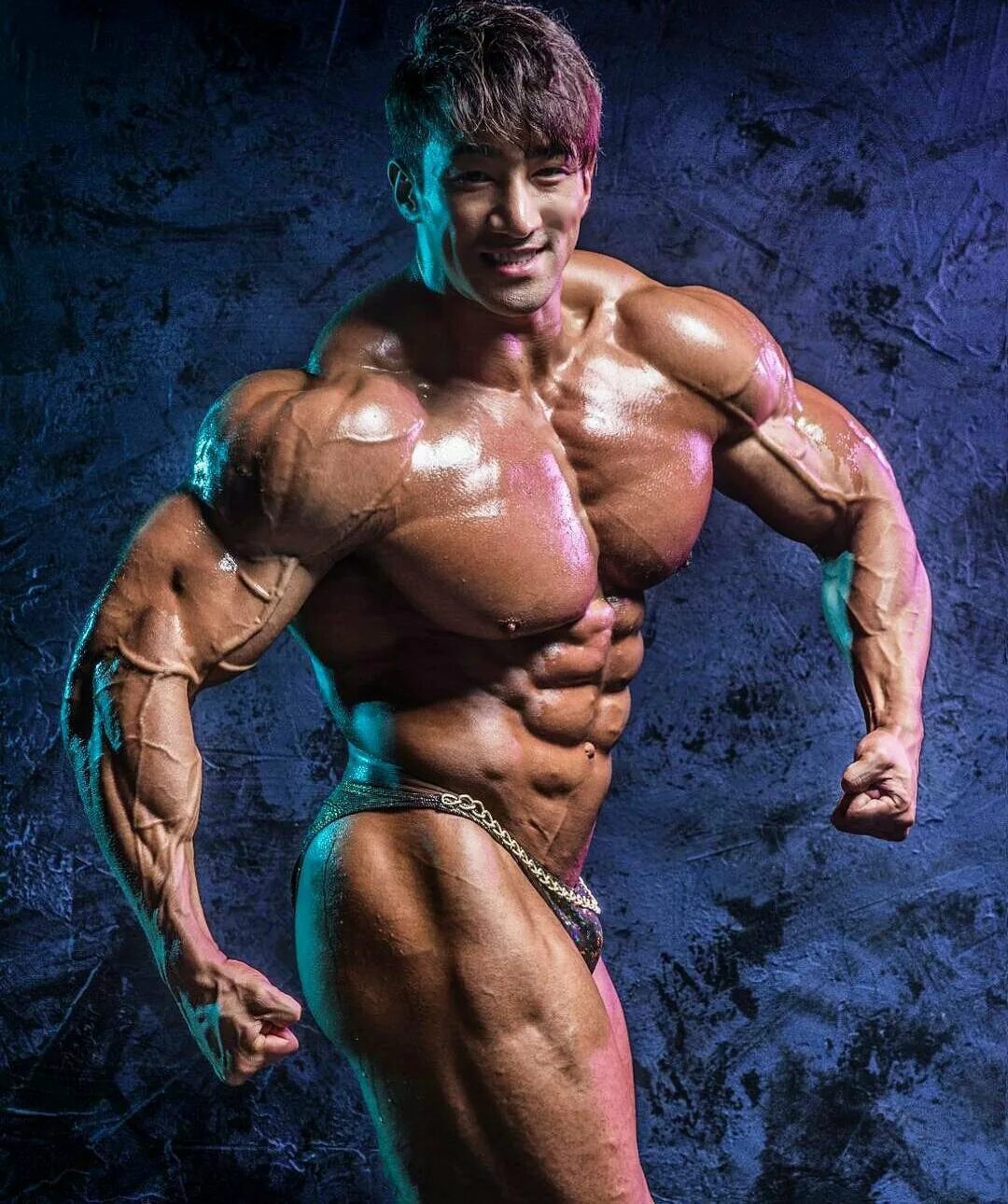 Бодибилдер кореец чул сун. Хванг чул сун. Чул сун бодибилдинг. Накаченный человек. Александр маслов бодибилдинг.