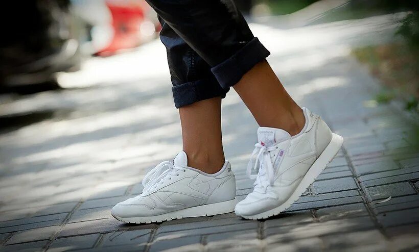 Черные полосы на подошве белых кроссовок. Adidas Reebok Classic. Белые кроссовки. Классические кроссовки женские. Кроссовки с белой подошвой.
