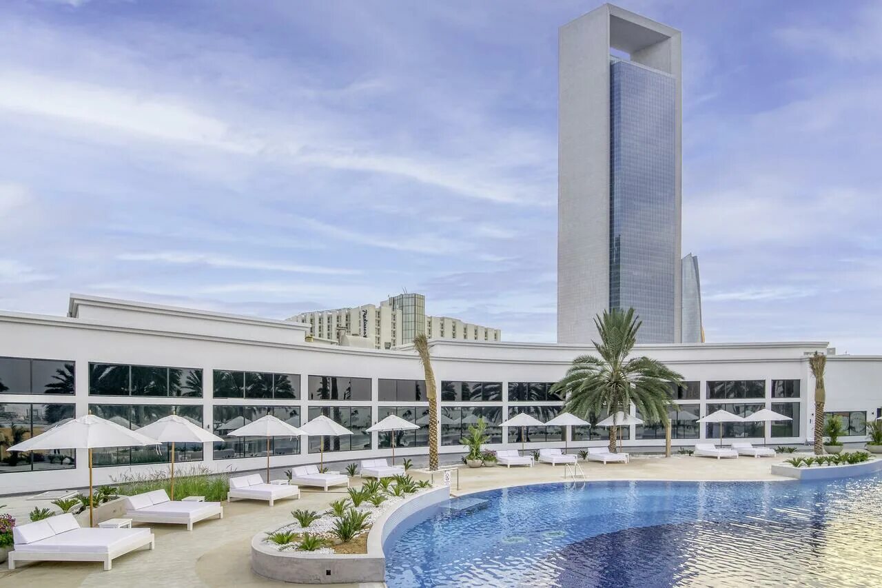 Corniche hotel abu dhabi 5. Рэдиссон Абу Даби. Абу Даби Рэдиссон Блю отель. Абу- Даби отель Рэдиссон Корниш. Рэдиссон Абу Даби 5.