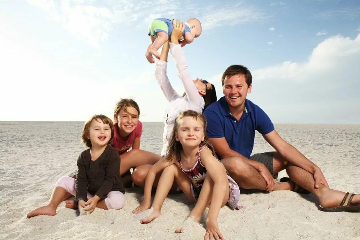 Фотография семейный отдых. Путешествие на море с семьей. Семья с четырие детьми. Семья 4 ребенка на море. Большая дружная семья на море.