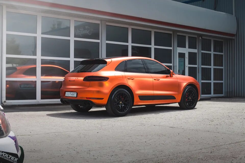 Porsche Macan 2022 оранжевый. Porsche Macan GTS 2022 оранжевый. Порше Кайен 2022 оранжевый. Porsche Macan Orange. Цвета осень макан