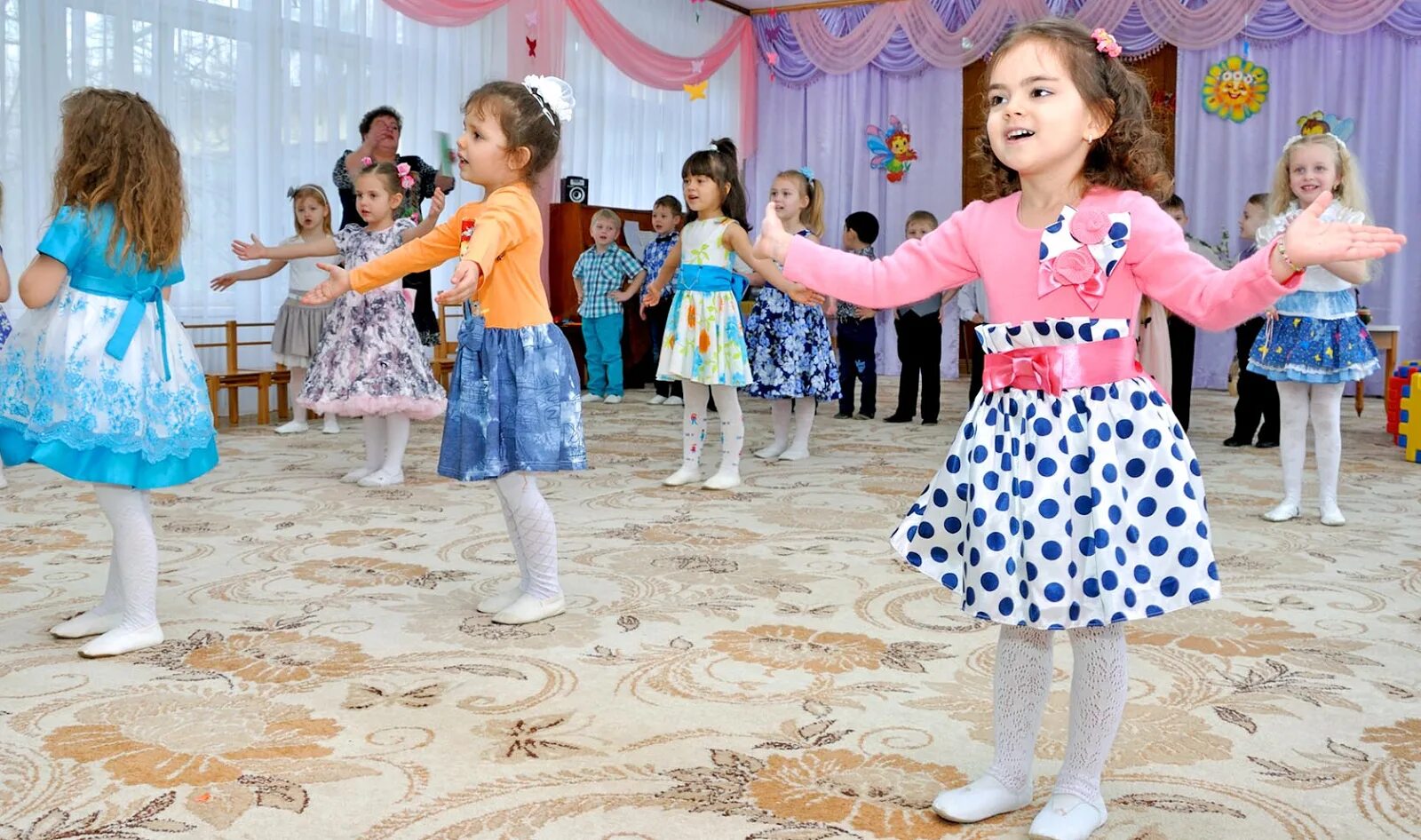Музыкальные праздники в средней группе. Праздник в садике. праздники в детском саду. утренник в детском саду. малыши в детском саду, праздник.