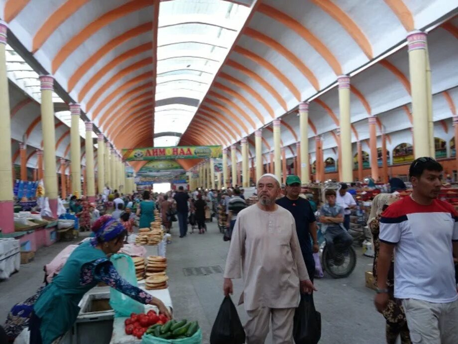 На базар ходили. Панчшанбе базар Худжанд. Таджикистан рынок Панчшанбе. Рынок Пайшанбе Худжанде. Рынок Панчшанбе Худжанд.