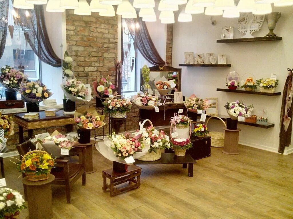 санкт-петербург цветочный магазин интерьер. цветочный магазин на улице. салоны цветов петербург. цветочный магазин. циолковского 10 цветомания.