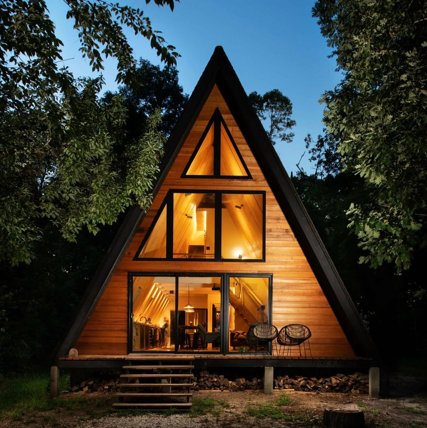 Дом с крышей до земли. A frame house эндрю геллер. эндрю геллер дом шалаш. дом шалаш а фрейм проект. фахверк шалаш.