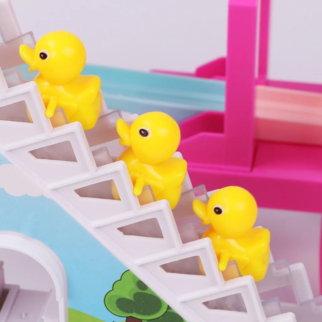 игрушка с уточками на лестнице. лестница игрушка. игрушка утята с лестницей и горкой. игрушка утята на горке. уточки на лестнице.