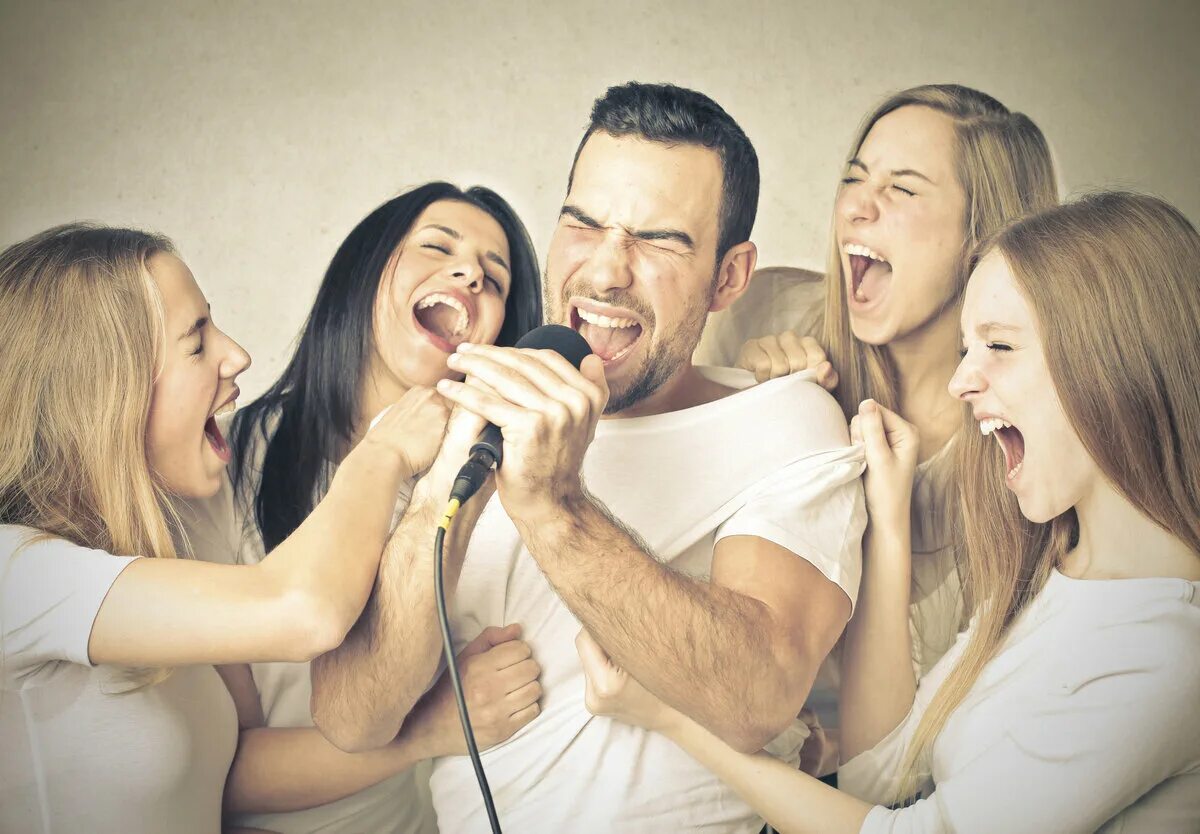 Семья поет. Совместное пение. Семья караоке. Караоке для всей семьи. Singing family