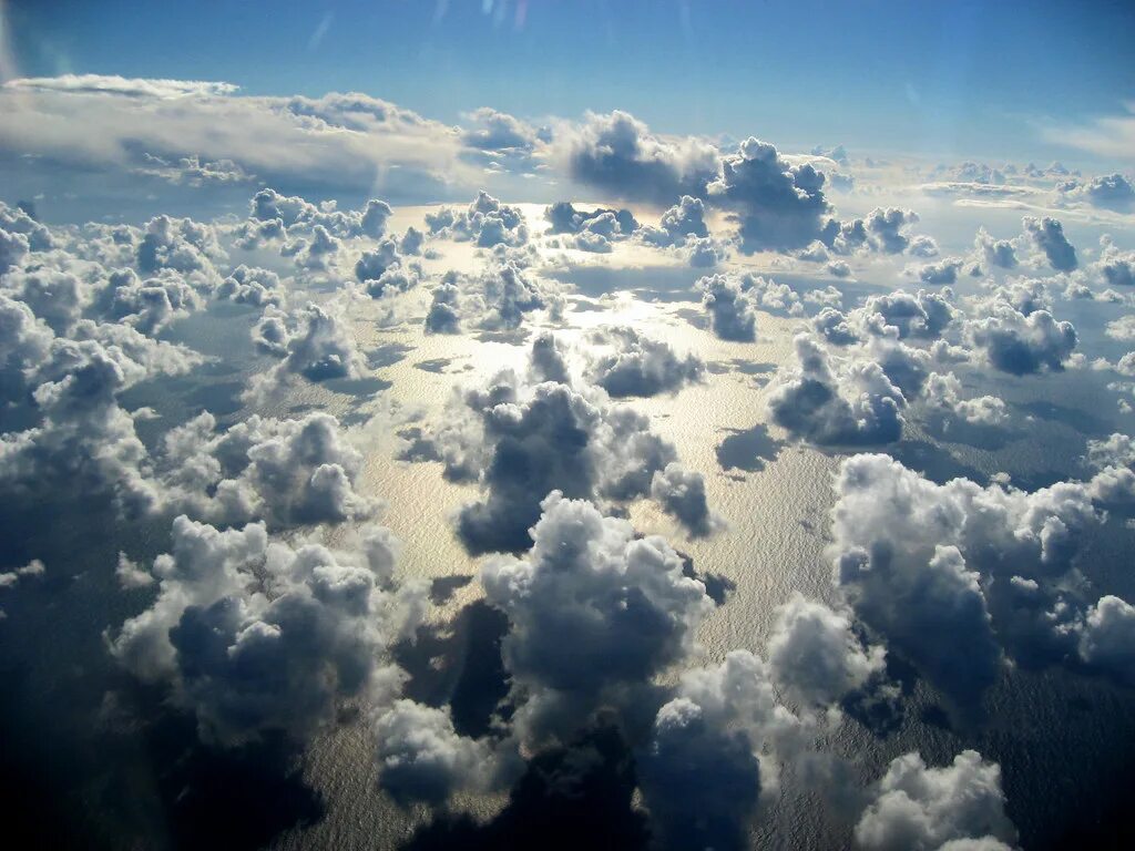 Глубь небес. Летели облака. Глубина неба. Бескрайняя глубина. Cumulus mediocris cloud.