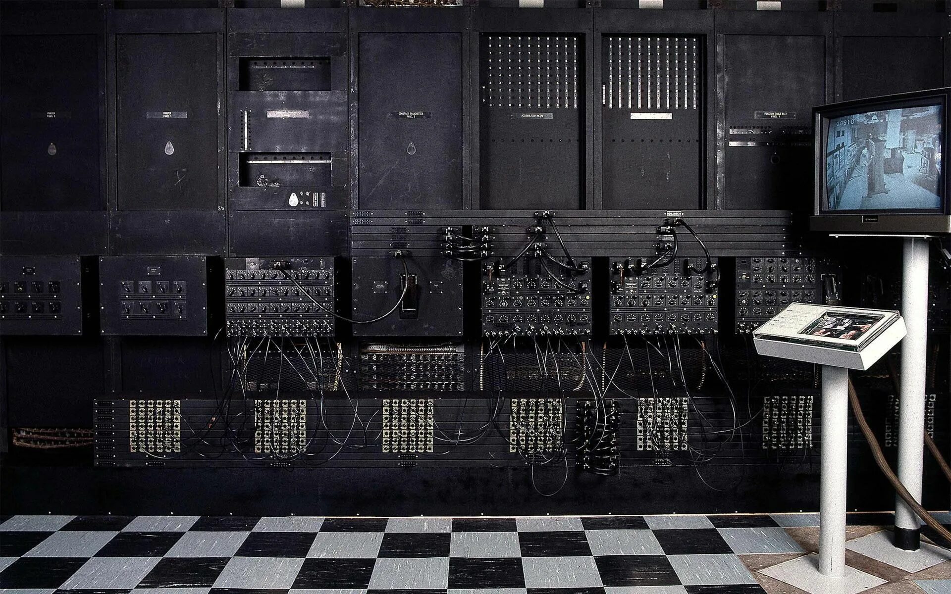 Бит эвм. Первый компьютер эниак 1946. первая в мире эвм «эниак». eniac компьютер 1946 год. электронная вычислительная машина &quot;эниак.