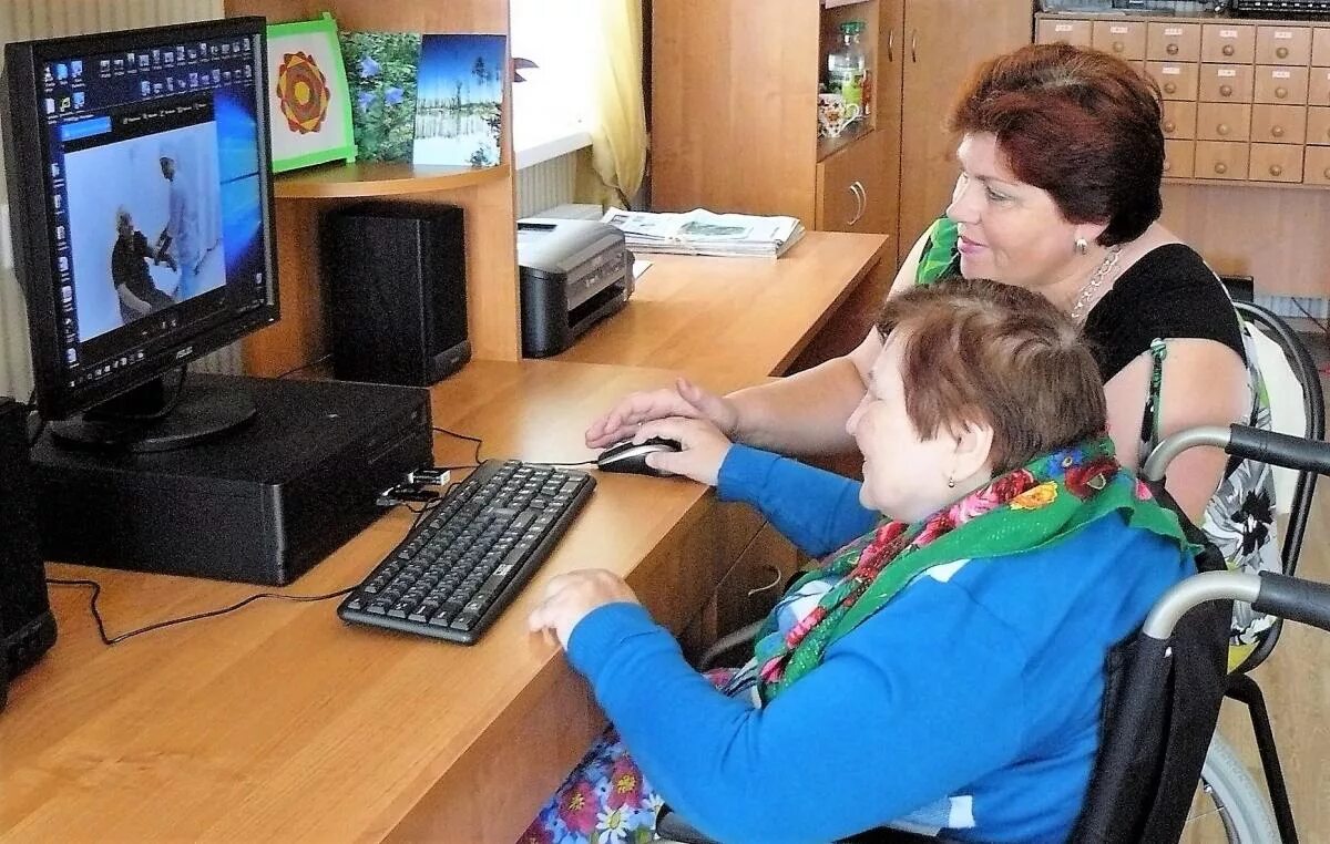 Компьютерный класс для детей-инвалидов. Социально-коммуникативная реабилитация. Кружки для детей инвалидов. Компьютерная грамотность для инвалидов.