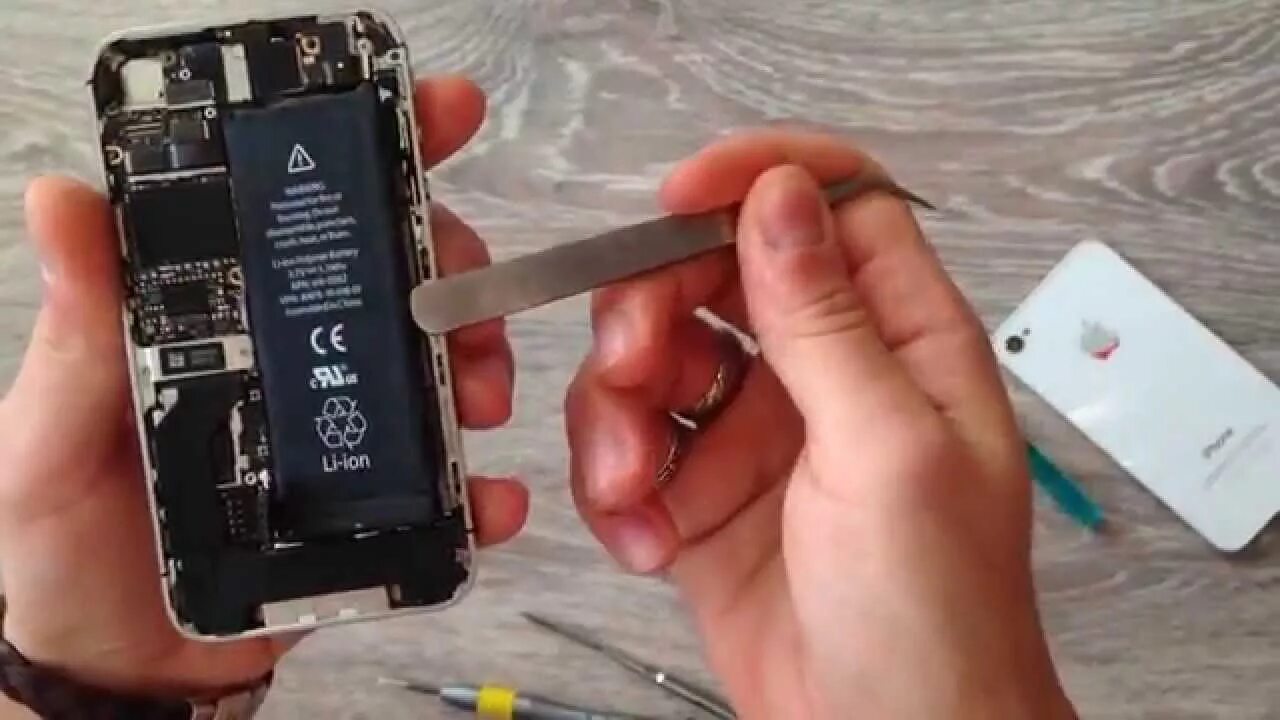 Замена айфона 4. Айфон 4s зарядка разъём. Iphone 4 разъем зарядки. Аккумулятор iphone 4s разборка. Починка зарядки для айфона.