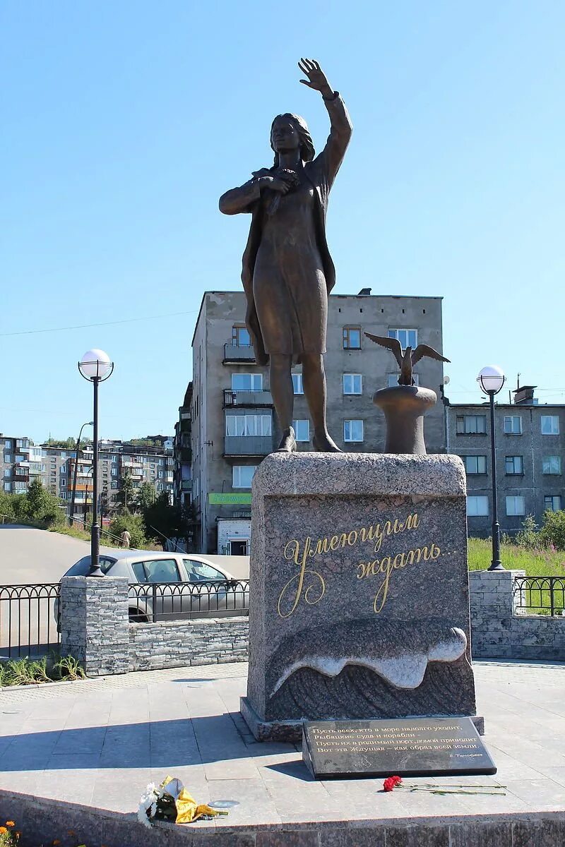 Памятник умеющим ждать в мурманске. Скульптура ждущая в мурманске. Памятник умеющим ждать в мурманске. Мурманск город герой достопримечательности. Памятник ждущей женщине.