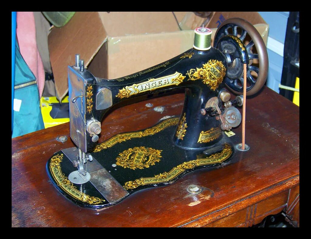 Как заряжать швейную машинку. Швейная машинка Чайка Зингер. Швейная машина Saalfeld. Швейная машинка тикка ножная. Швейная машинка Зингер 1851 года.