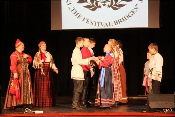 буза танец. псковский скобарь. потешный городок выставка в детском саду. скобарь одежда. скобари.