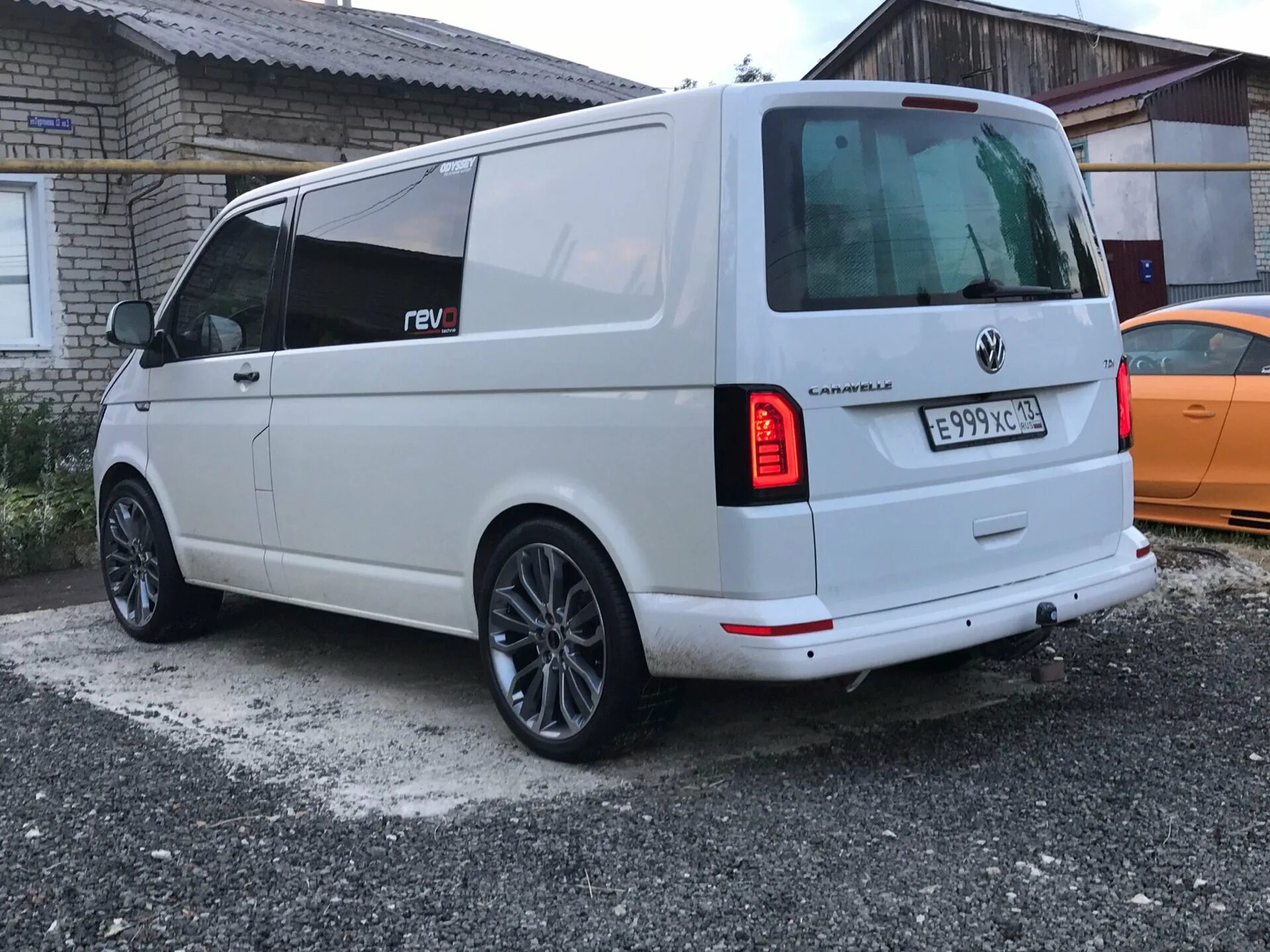 Тюнинг фольксваген т5. VW Caravelle t5 Tuning. Transporter t5 Tuning. Фольксваген т5 белый. VW Transporter t5 Tuning.