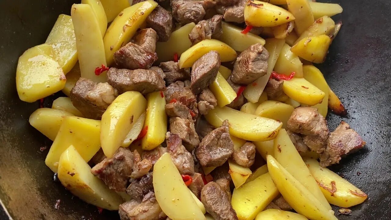 Мясо казане с свинины картошкой. Оджахури по-грузински в казане. Оджахури в казане на костре. Оджахури из свинины в казане. Жаркое по грузински.