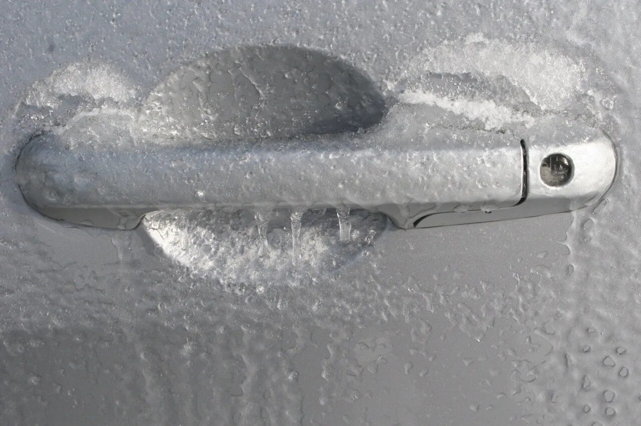 Замерзший замок автомобиля. Примерзшая дверь автомобиля. Замерзает замок в гараже. Разморозка машины.