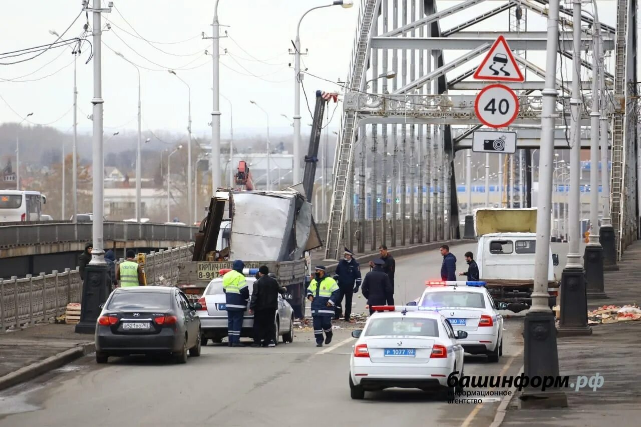 Дтп в уфе сегодня утром. Авария на Бельском мосту Уфа. Аварии на Бельском мосту в Стерлитамаке.