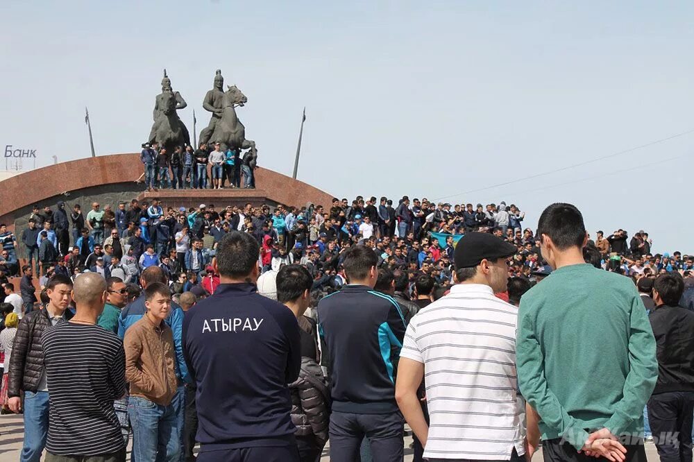 Погода в атырау на день. Атырау площадь Исатая. Атырау площадь Махамбета. Новост Атырау. Рынок в городе Атырау.