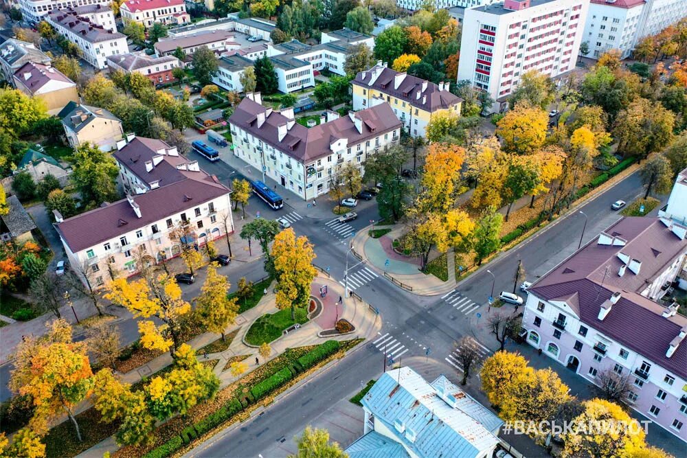 Воздух брест. Брест осенью центр. Брест октябрь. Брест центр города. Брест в октябре фото.