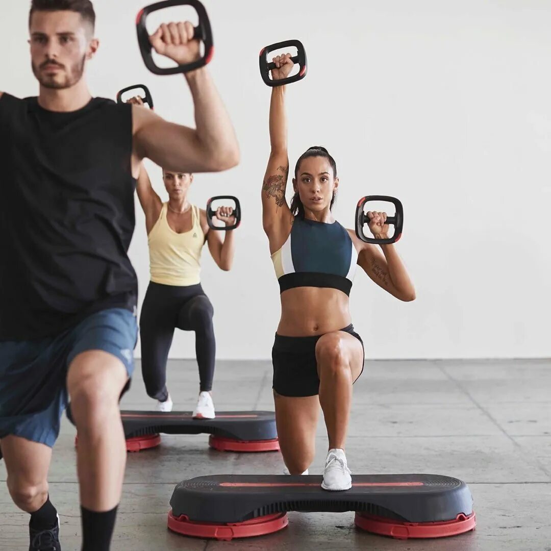 Памп аэробика. Памп аэробика. Степ боди памп. Step pump. Фитнес лес миллс.