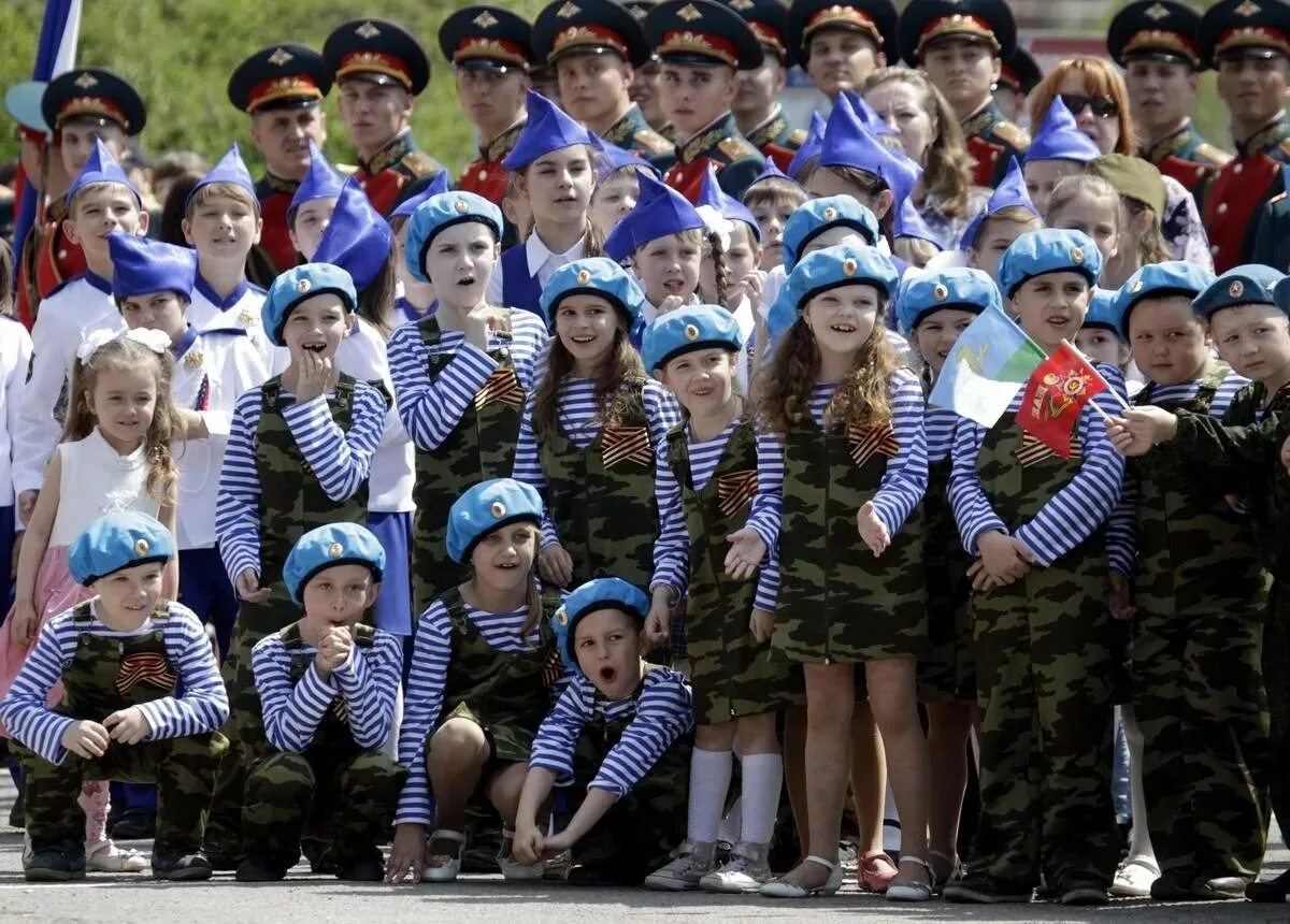 Парад детских войск. Детский военный парад. Десантная форма для детей. Дети на параде. 9 мая ученики
