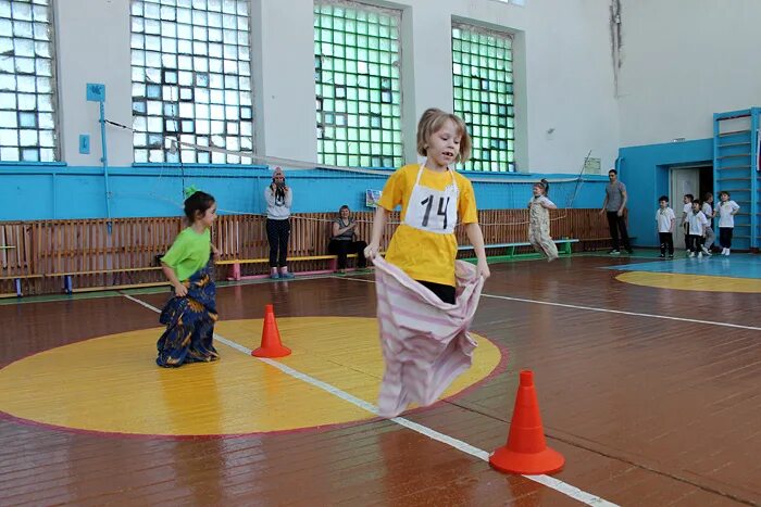 Весёлые старты в начальной школе. В школе прошли веселые старты. В школе прошли веселые старты. В школе прошли веселые старты. В школе прошли веселые старты.
