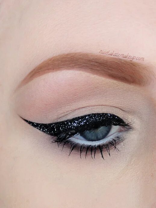 Black eyeliner. Макияж с блестящей подводкой. Подводка для глаз черная блестящая. Макияж с подводкой с блестками. Серебристая подводка для глаз.