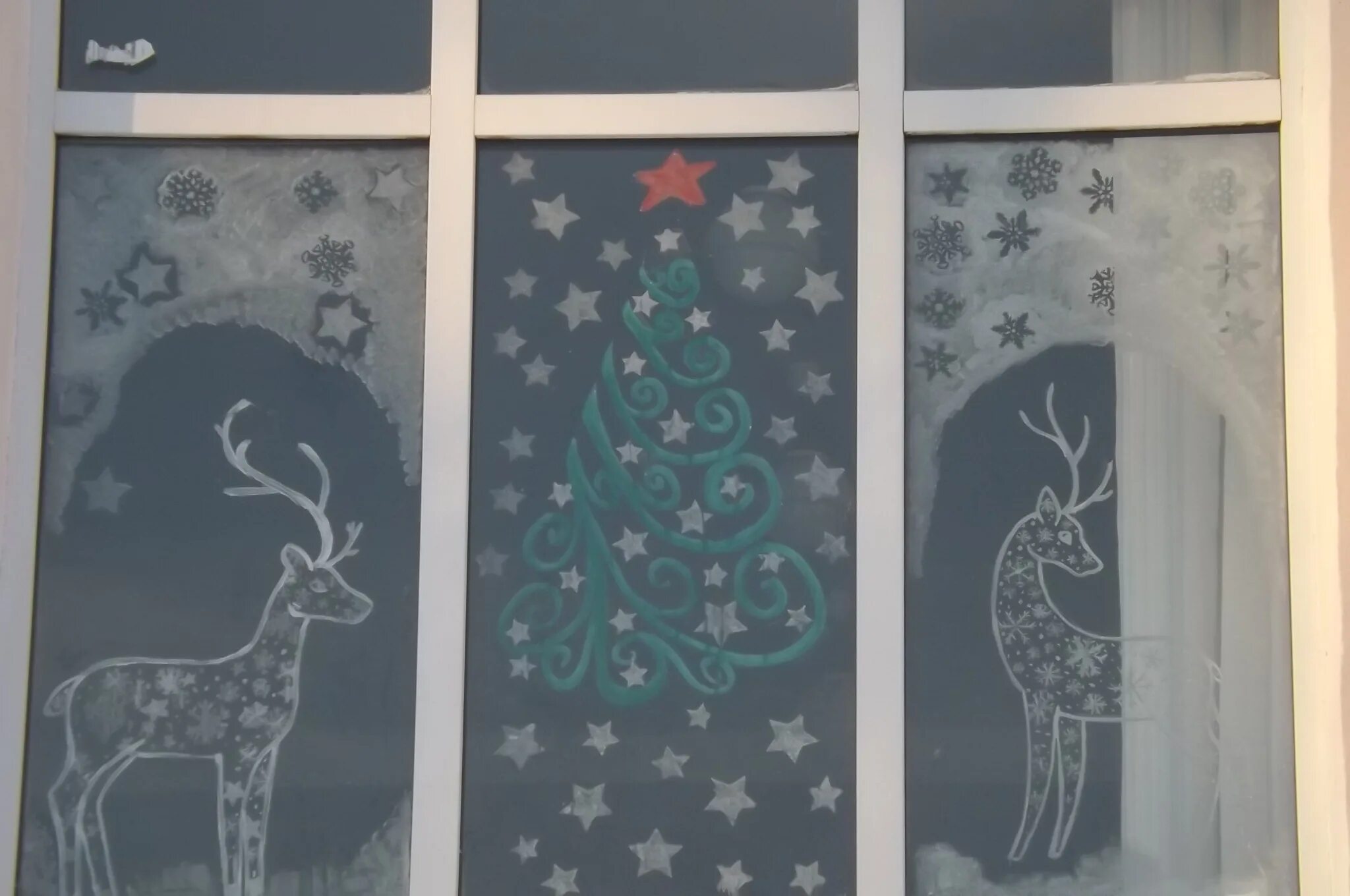 украшение окон на новый год красками. украсить окно красками на новый год. новогодняя роспись окон. новогодняя роспись окон. разрисованные окна.