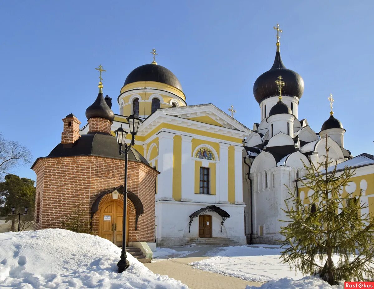 Свято успенский монастырь сайт. Успенский монастырь Старица зима. Успенский монастырь Старица зимой. Старицкий Свято-Успенский монастырь Троицкий храм. Старицкий Успенский монастырь зимой.