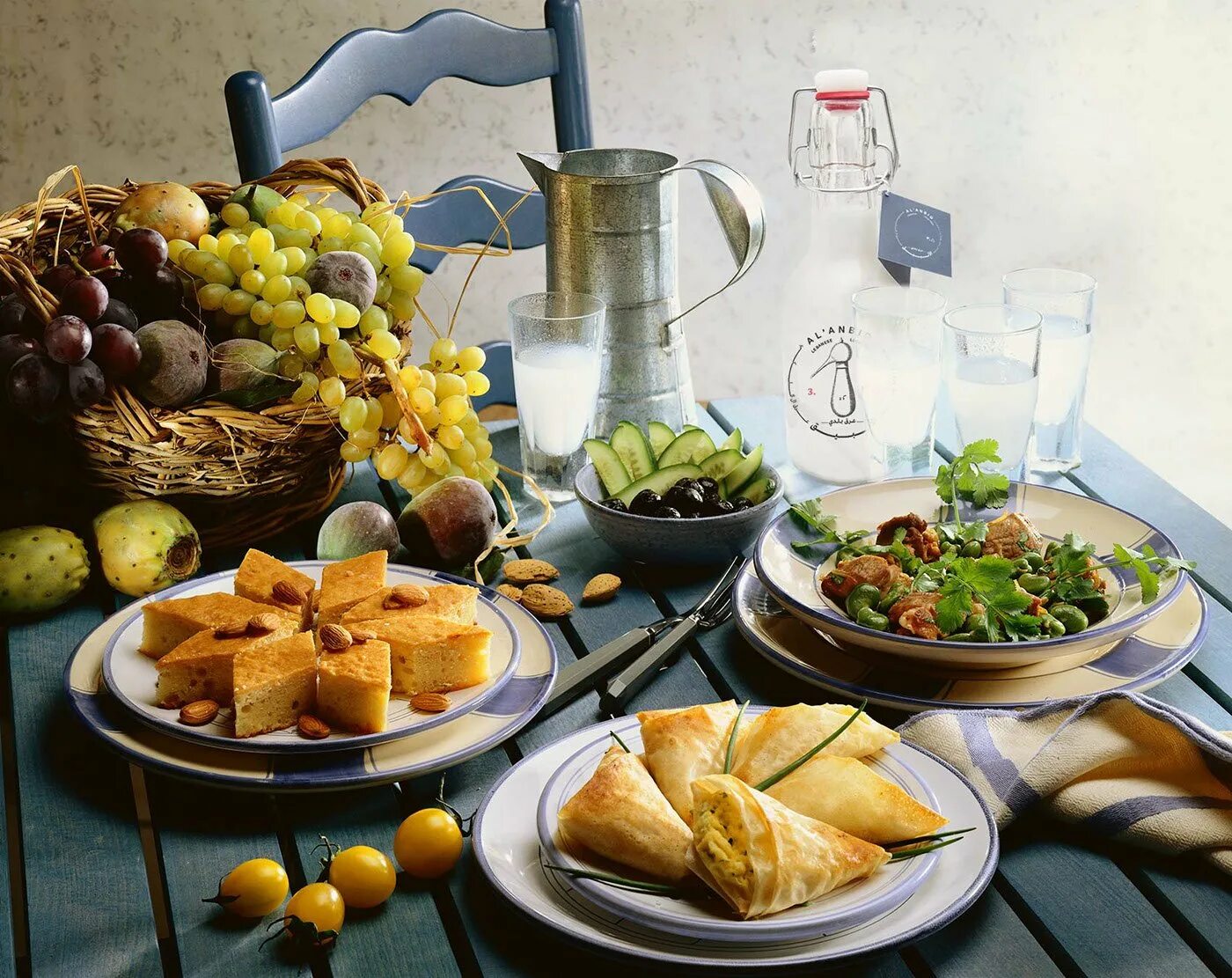 Греческий праздничный стол. Kuxnya Монтенегро. Афины Национальная еда. Национальная кухня греков. Греческая кухня национальные блюда.