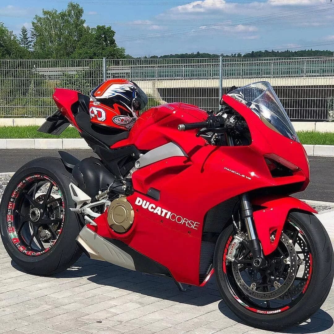 Байки цена россия. Дукати мотоцикл. Мотоцикл Ducati Panigale. Спортивный мотоцикл Ducati Panigale. Дукати мотоцикл двухместный.