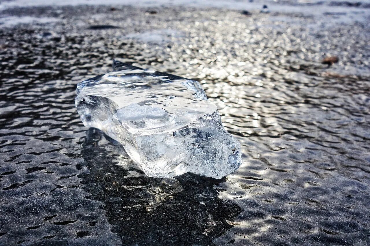 Замерзшая вода. Разбитый лед. Кусок льда. Кусочки льда. Грустный лед