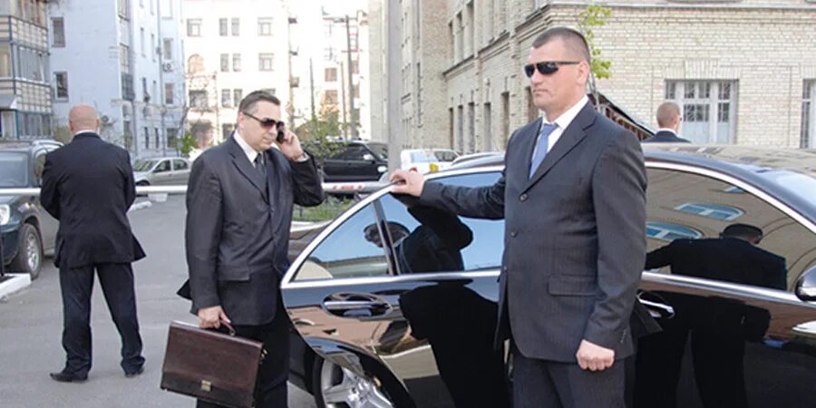 охрана в пиджаке. профессионал телохранитель. деловая охрана. личный водитель телохранитель. личная охрана.