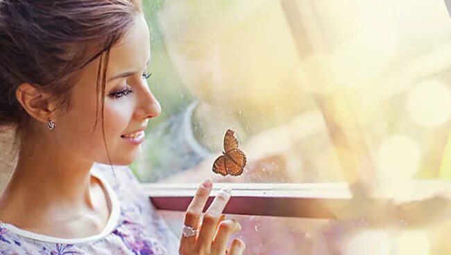 Бабочка села. Бабочка села на человека. Бабочка села на руку примета женщине. На руку бабочка. На руку бабочка.