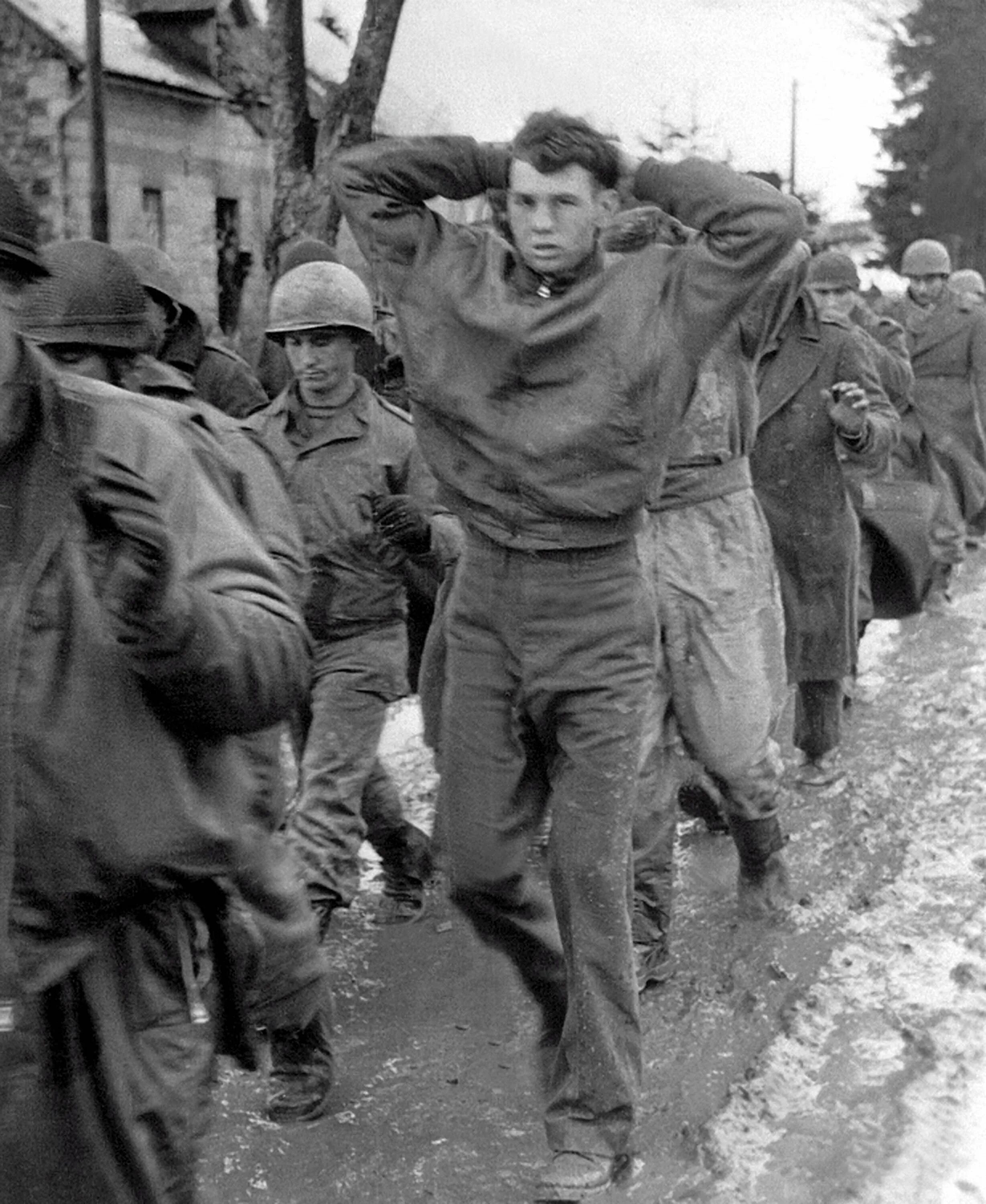 Захват пленных. Арденны пленные американцы 1944. Арденны Бельгия 1944. Пленные американские солдаты второй мировой. Пленные американцы в Арденнах.