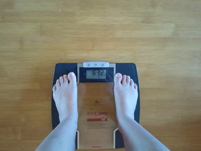 Почему весы показывают разный вес при повторном. Весы 70 кг. Весы 63 кг. Женские ноги на весах. Весы 120 кг.
