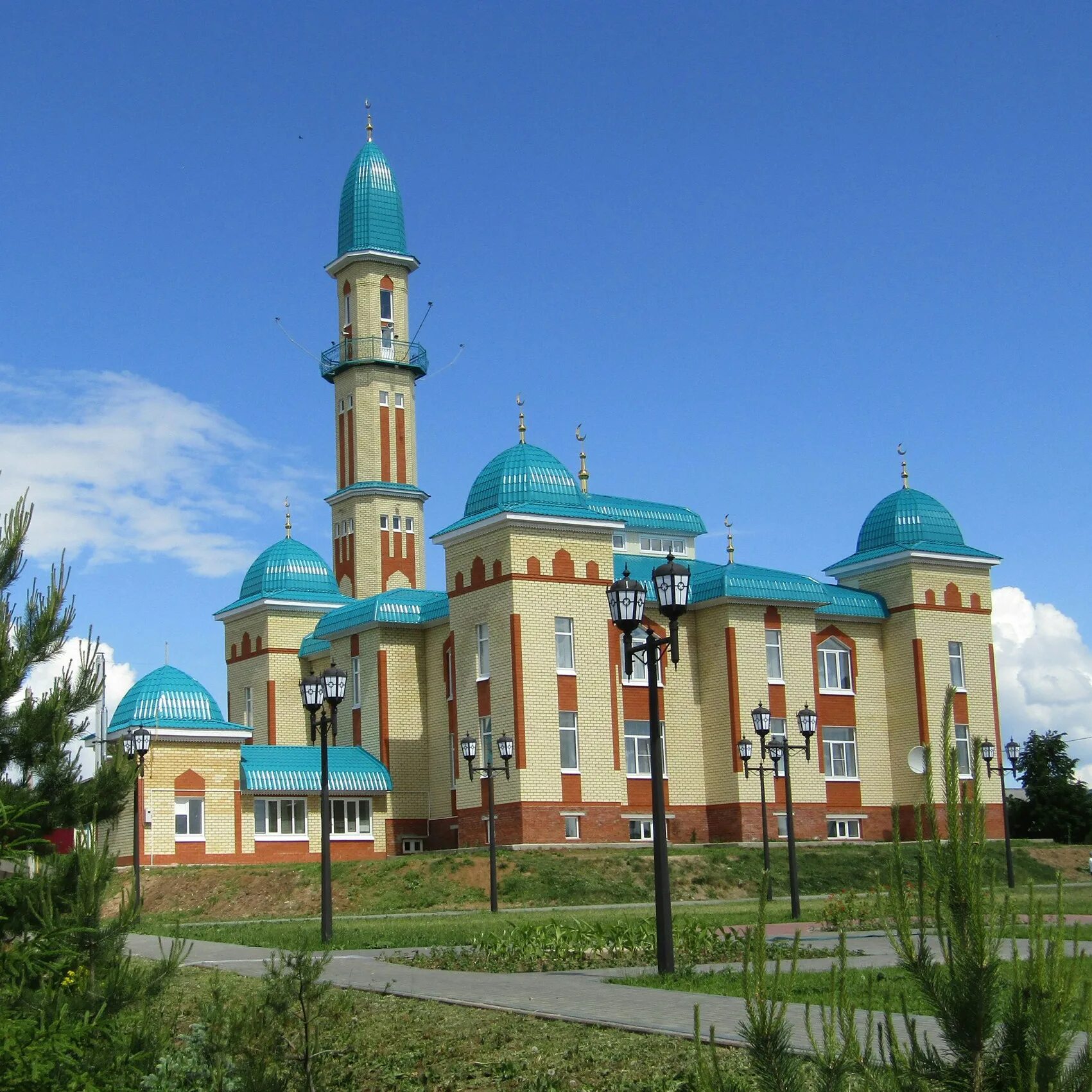 Г арск татарстан. Мечеть в Арске Восточка. Арск мечеть Восточная. Мечеть Насибулла Арск. Мечеть Изгелэр Арск.