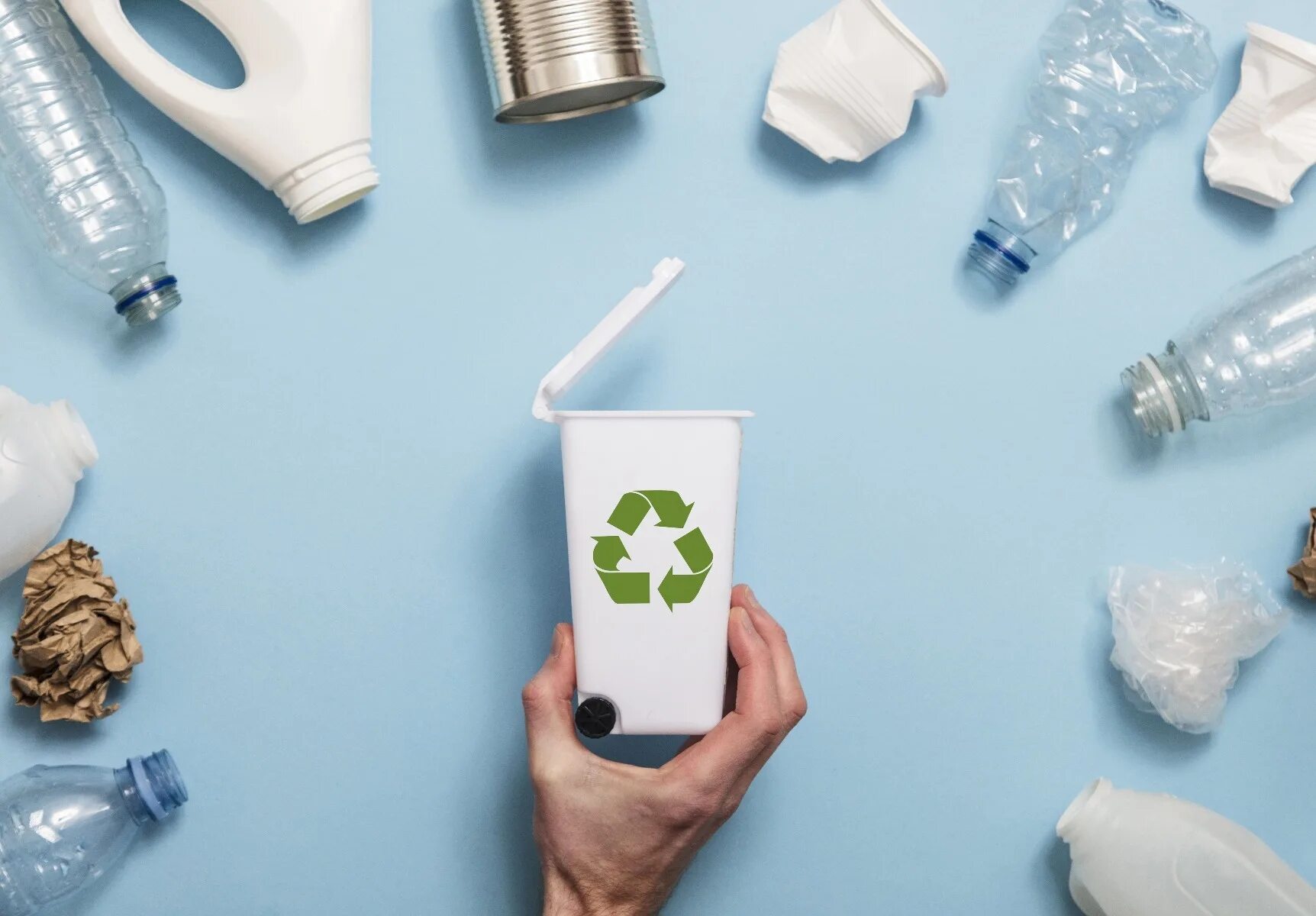 We should recycle. Пластиковые отходы. Пластиковый мусор. Переработанный пластик. Экология переработка отходов.