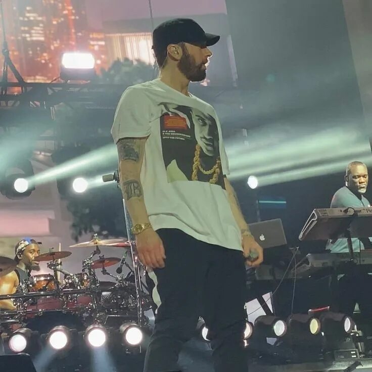 Eminem абу даби. Эминем концерт 2019. Eminem march. Эминем концерты 2023. Эминем концерт в детройте 2002.