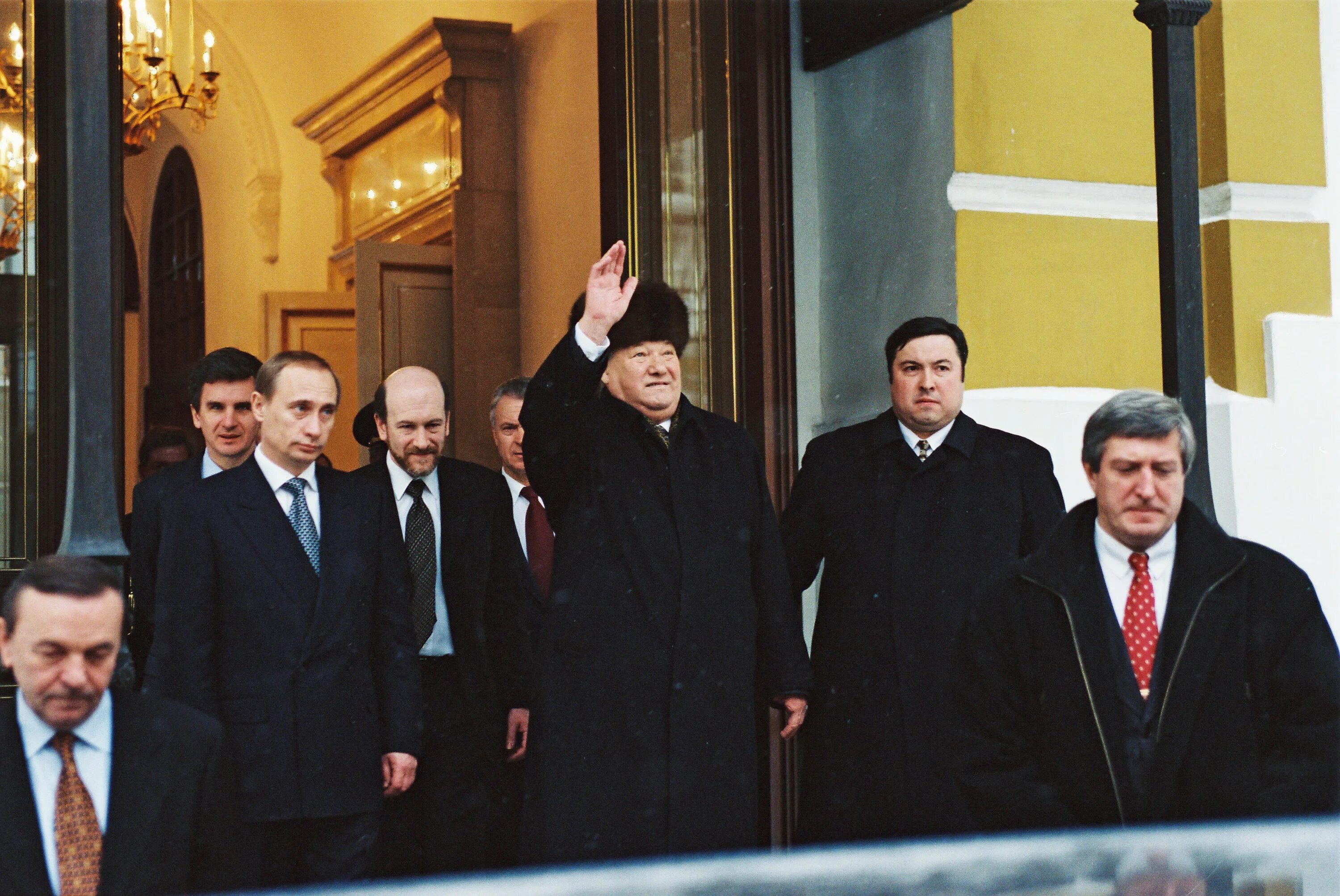 Сохранил пост президента. Ельцин покидает Кремль 1999.