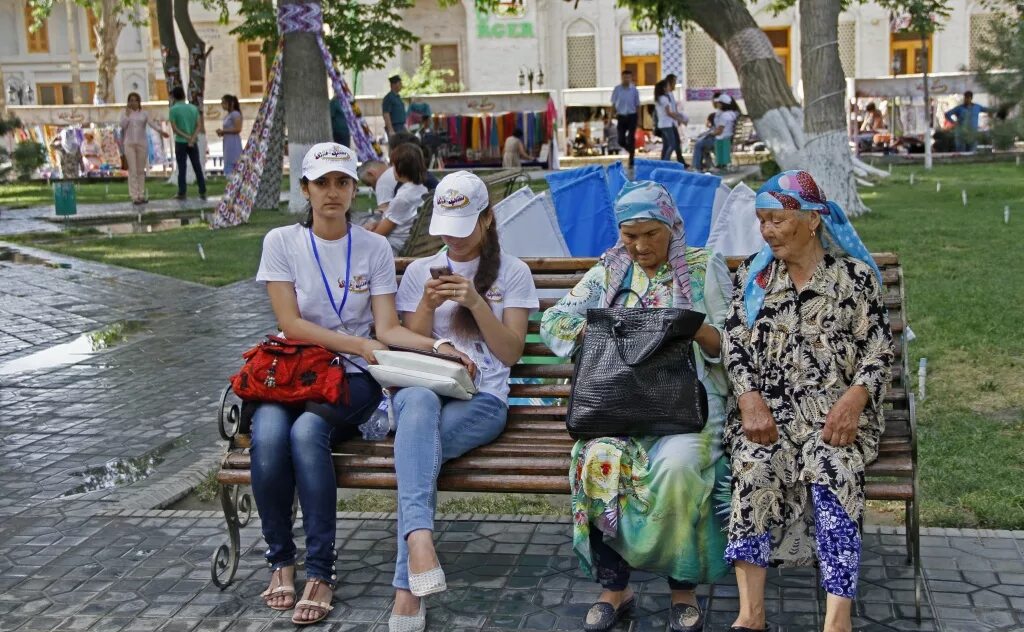 Узбекистан время сколько будет. Обычная жизнь в Узбекистане. Таджикистан люди. Таджикистан жизнь людей. Таджикистан люди на улице.