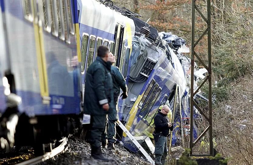 Крушение поезда в Германии. Катастрофа пассажирского поезда в Германии. Столкновение поездов в БАД-Айблинге. Электричка разорвалась.