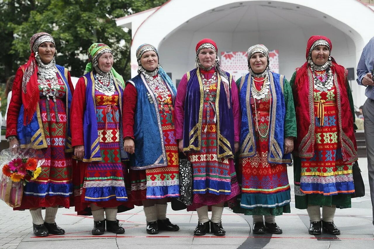 Национальная одежда народов. Национальные костюмы народов Удмуртии. Национальный костюм удмурта и удмуртки. Национальные костюмы Южной Удмуртии. Закамские удмурты.